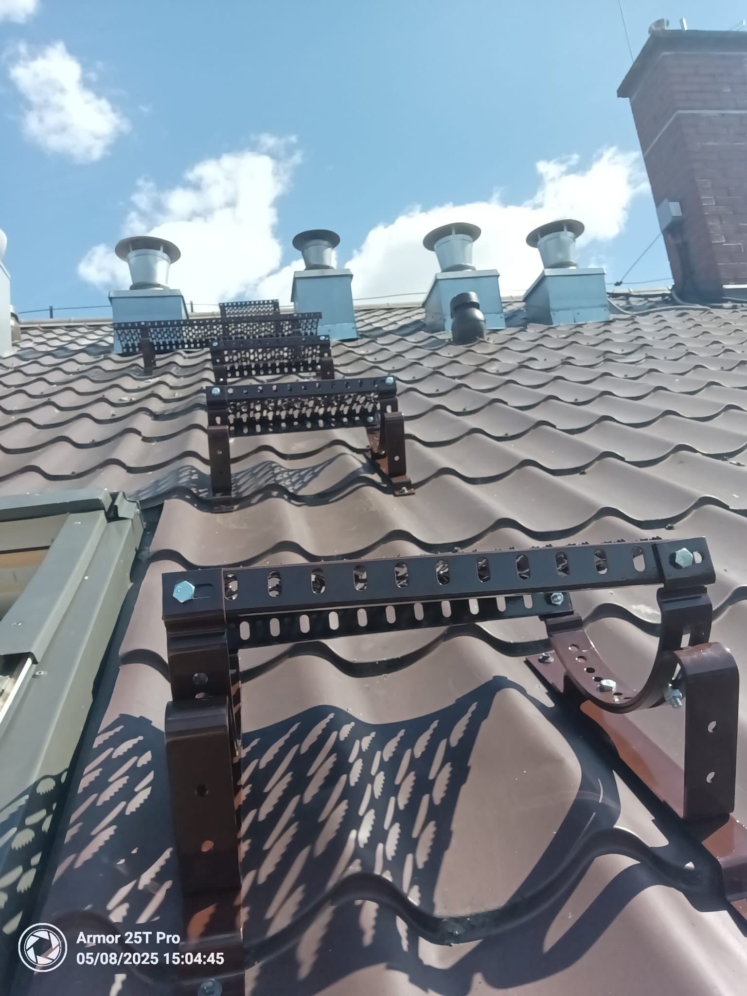 Montaż ław kominiarskich.