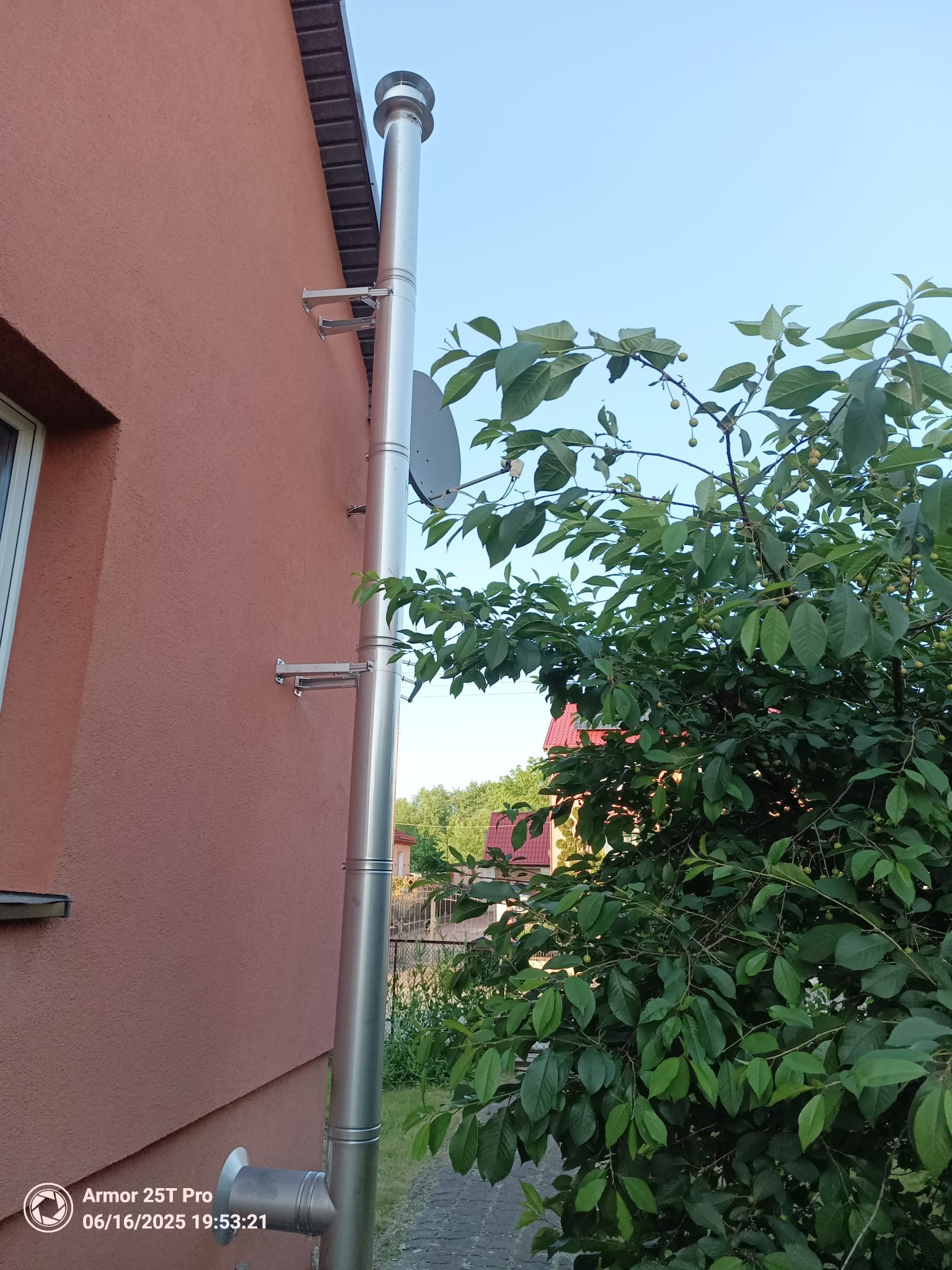 Montaż komina zewnętrznego - wentylacja kotłowni.