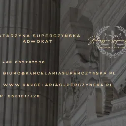 Wizytówka Kancelarii Adwokackiej Katarzyny Superczyńskiej z danymi kontaktowymi i logo na tle kolumn.
