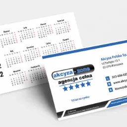 Wizytówka Akcyza Polska Sp. z o.o. obok kalendarza 2022. Wizytówka z logo, adresem, telefonem i adresem e-mail. Kalendarz na rok 2022 z zaznaczonymi miesiącami.