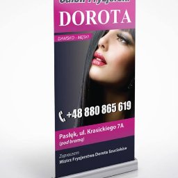 Awante Kliczek Marta - Roll-up salonu fryzjerskiego Dorota z wizerunkiem kobiety, danymi kontaktowymi i adresem, umieszczony na jasnym tle z odbiciem.