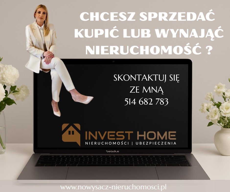 Kobieta w bieli siedzi na laptopie z hasłem 'Chcesz sprzedać, kupić lub wynająć nieruchomość?' i logo firmy Invest Home. Białe kwiaty w wazonie w tle.