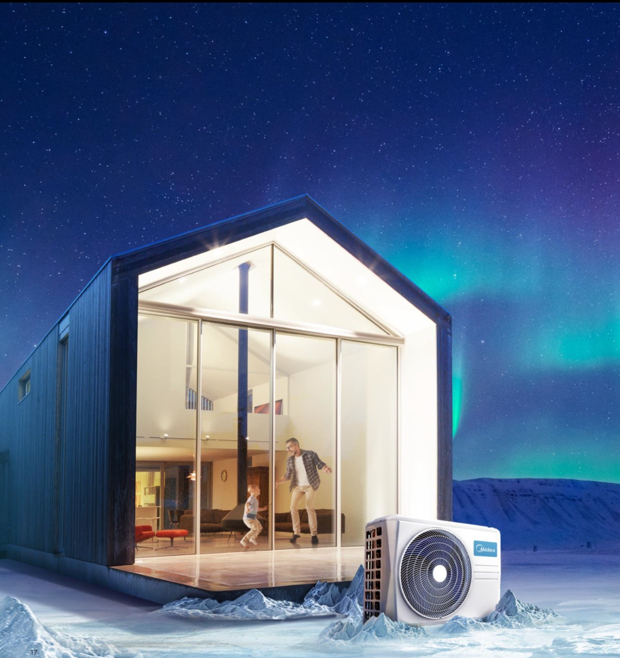 Biała jednostka zewnętrzna klimatyzacji Midea na tle nowoczesnego domu z przeszkloną fasadą, wewnątrz którego widać bawiącego się ojca z dzieckiem, a w tle zorza polarna i góry.