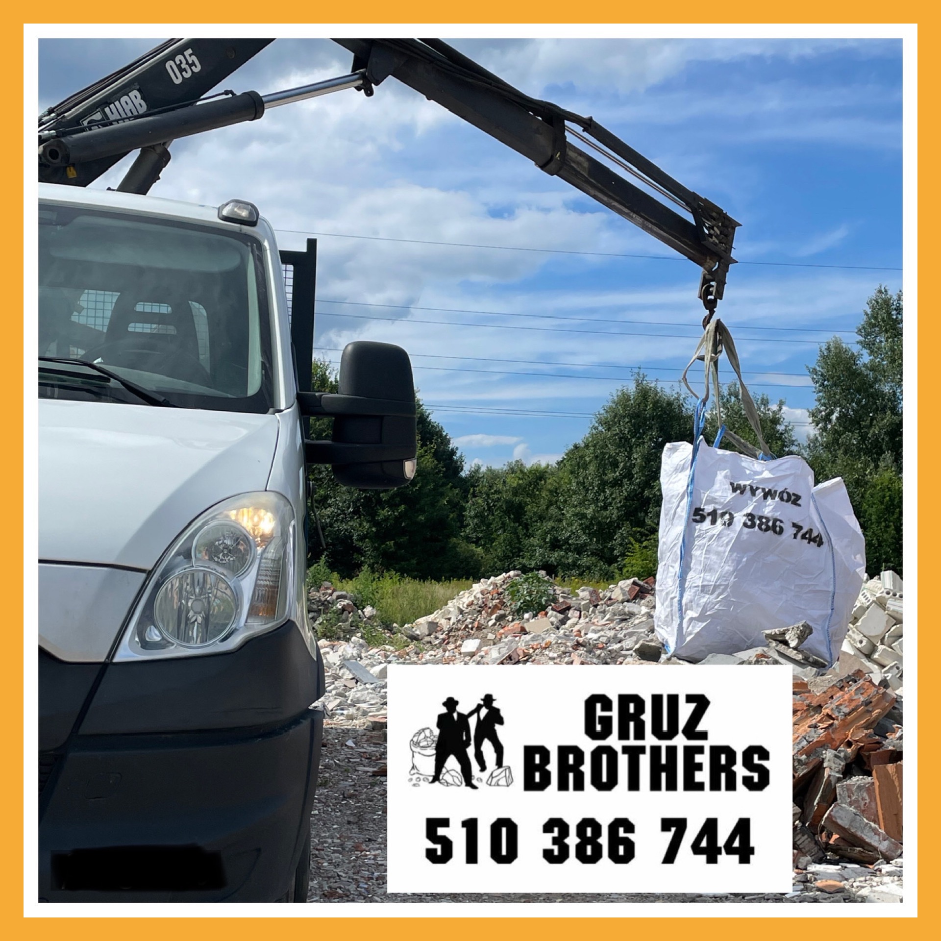 Biały samochód ciężarowy z dźwigiem podnosi duży, biały worek z napisem i numerem telefonu, wypełniony gruzem na tle sterty gruzu i zieleni.