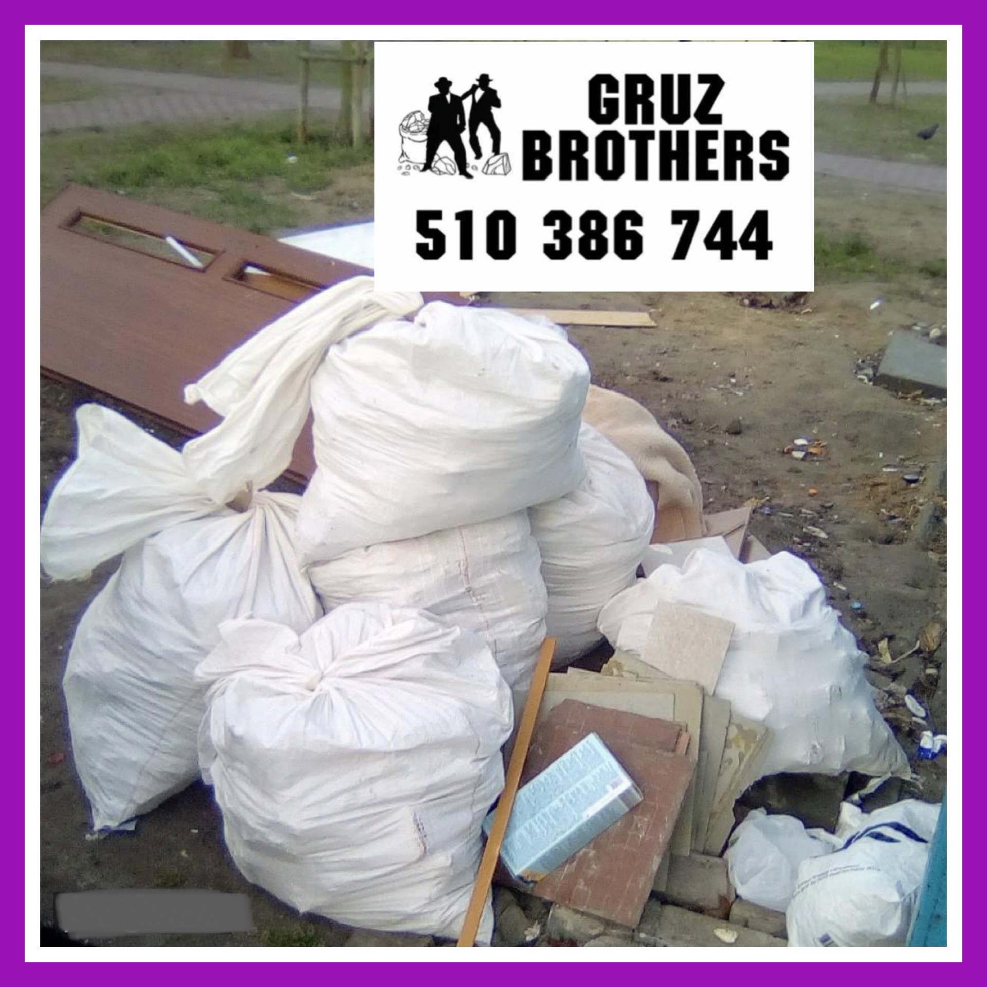 Stos worków z gruzem i odpadami budowlanymi, obok leżą fragmenty drzwi i płytek, na górze naklejona reklama firmy 'Gruz Brothers' z numerem telefonu.