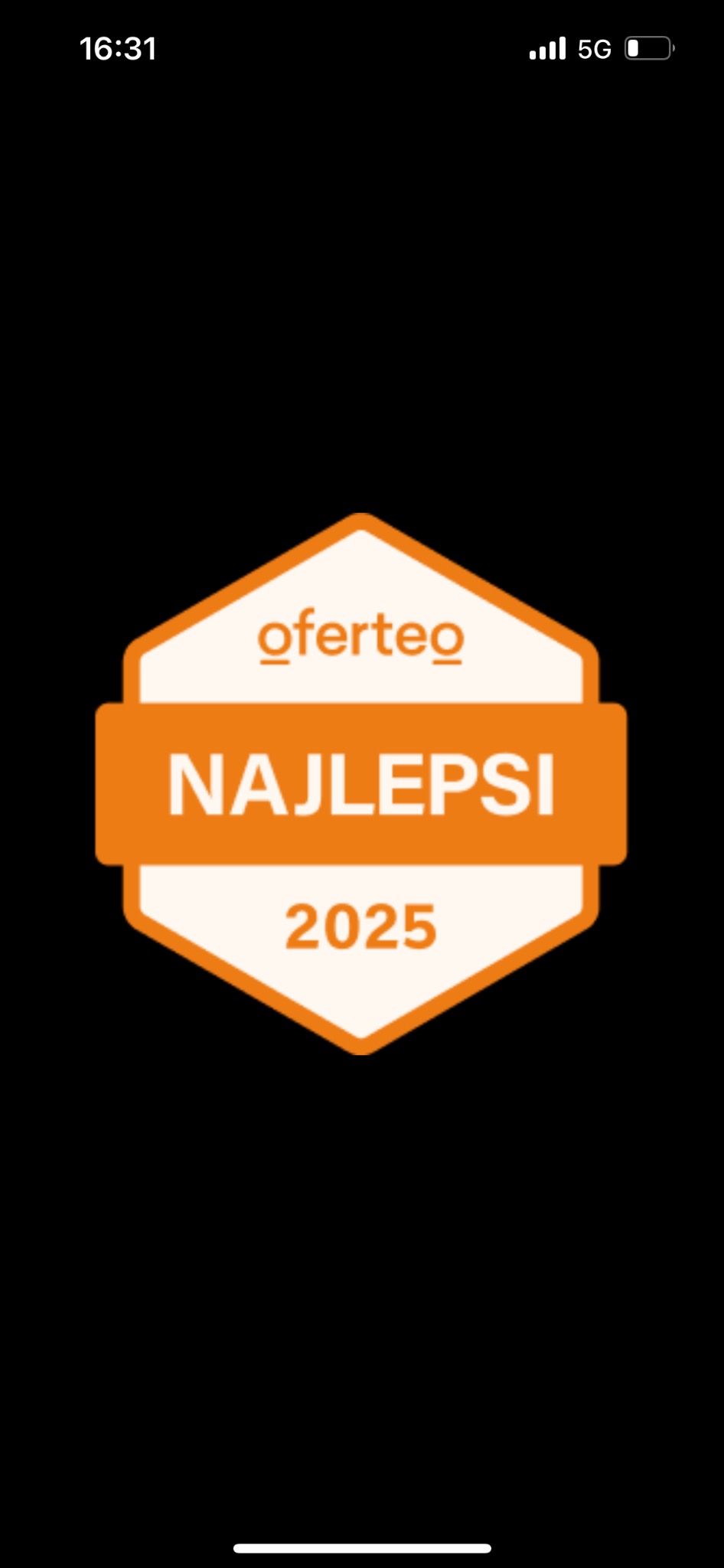 Pomarańczowa odznaka Oferteo 'Najlepsi 2025' na czarnym tle. Grafika z logo i rokiem, symbolizująca wyróżnienie w serwisie Oferteo.