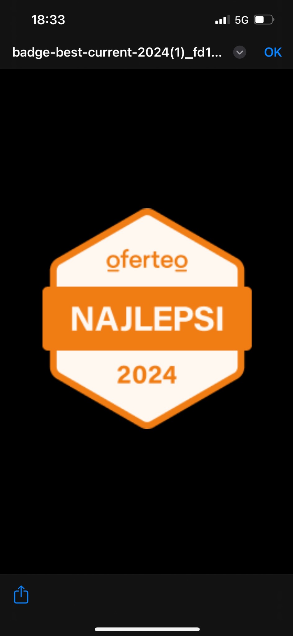 Pomarańczowa odznaka Oferteo 'Najlepsi 2024' na czarnym tle. Grafika z logo Oferteo i rokiem.