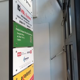 szyldy wielu firm w wejściu do kamienicy ul. Złota 7 w Warszawie - wirtualne biuro VSL-System ul. Złota 7 lok. 28 Warszawa