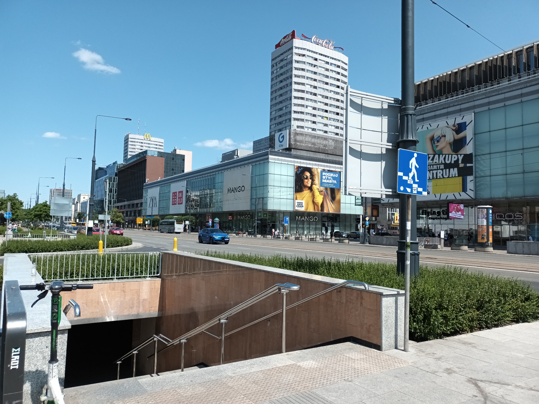 przejście podziemne z parkingu przy Pałacu Kultury i Nauki do ul. Złotej pod ul. Marszałkowską - zawiera także dojście z Metro Centrum