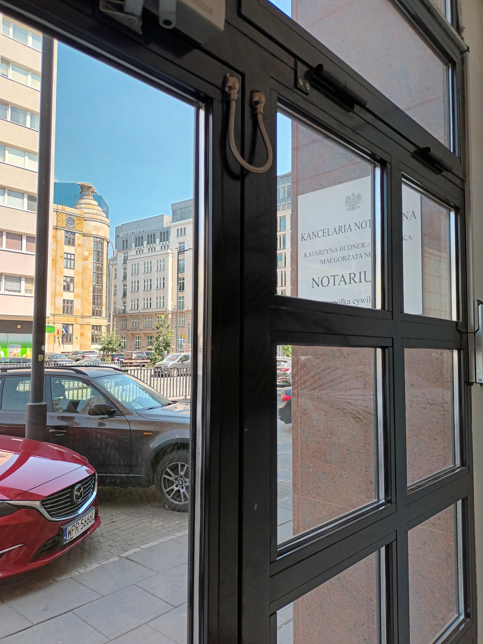 widok z wejścia do kamienicy ul. Złota 7, w której w lokalu 28 znajduje się wirtualne biuro VSL-System ul. Złota