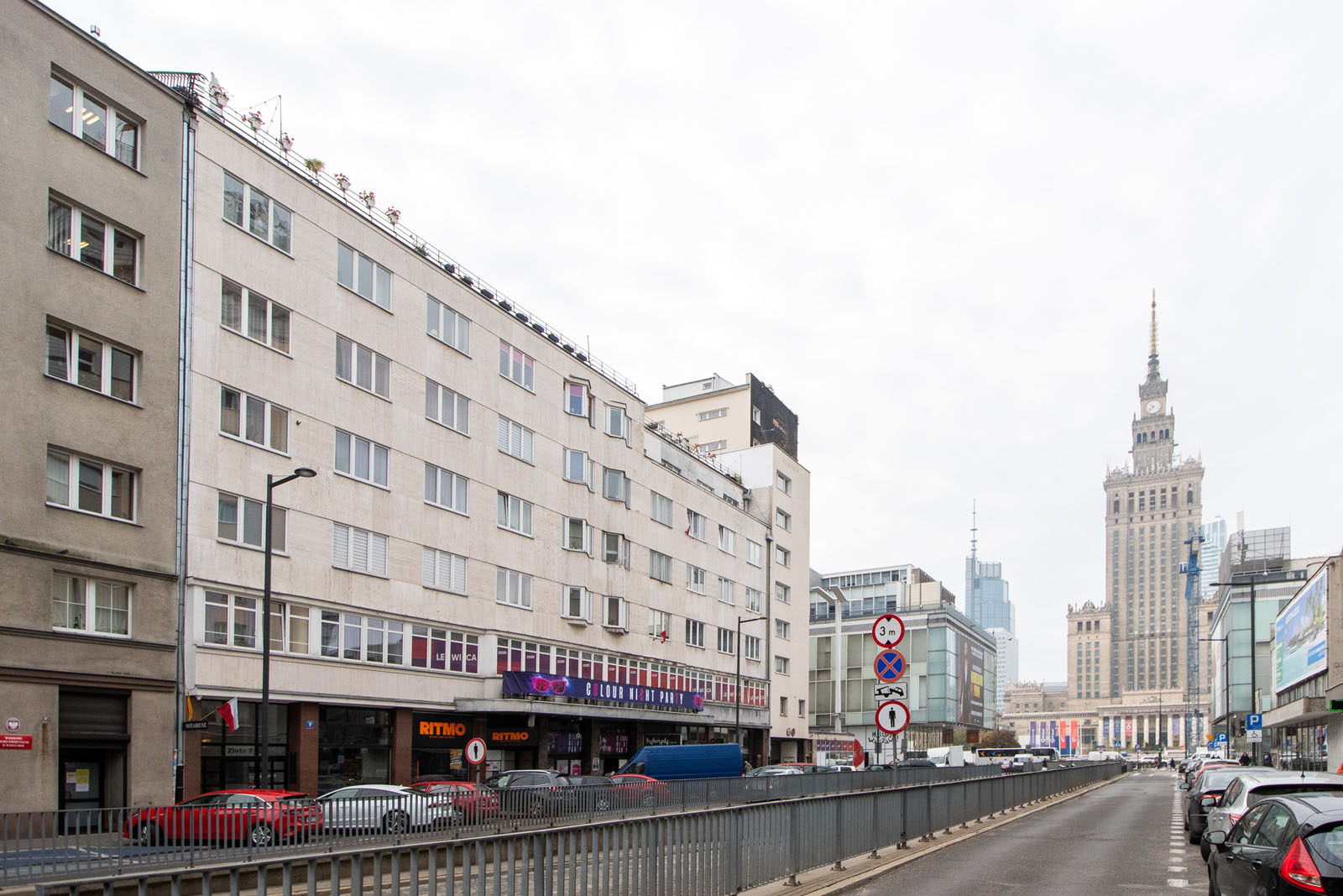 Wirtualne biuro przy ul. Złotej w Warszawie znajduje się bardzo blisko Pałacu Kultury i Nauki przy ul. Marszałkowskiej. Również znajduje się blisko do bardzo dużego parkingu, do którego wjedzie przejście podziemne.