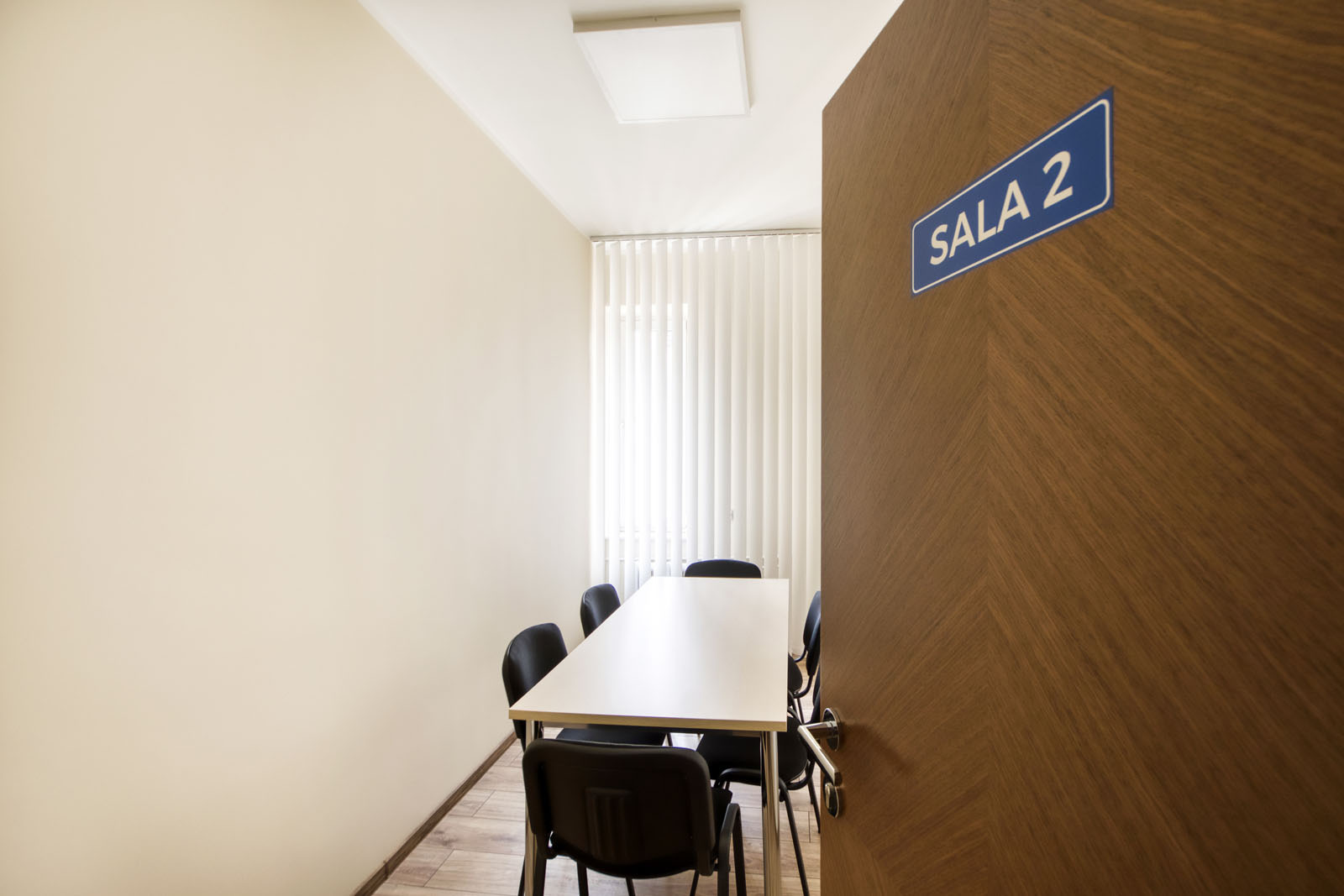 Sala do spotkań, konferencji lub zgromadzeń zarządów przy ulicy Złotej 7 lokal 28, VI piętro. Część biura wirtualnego VSL-System.