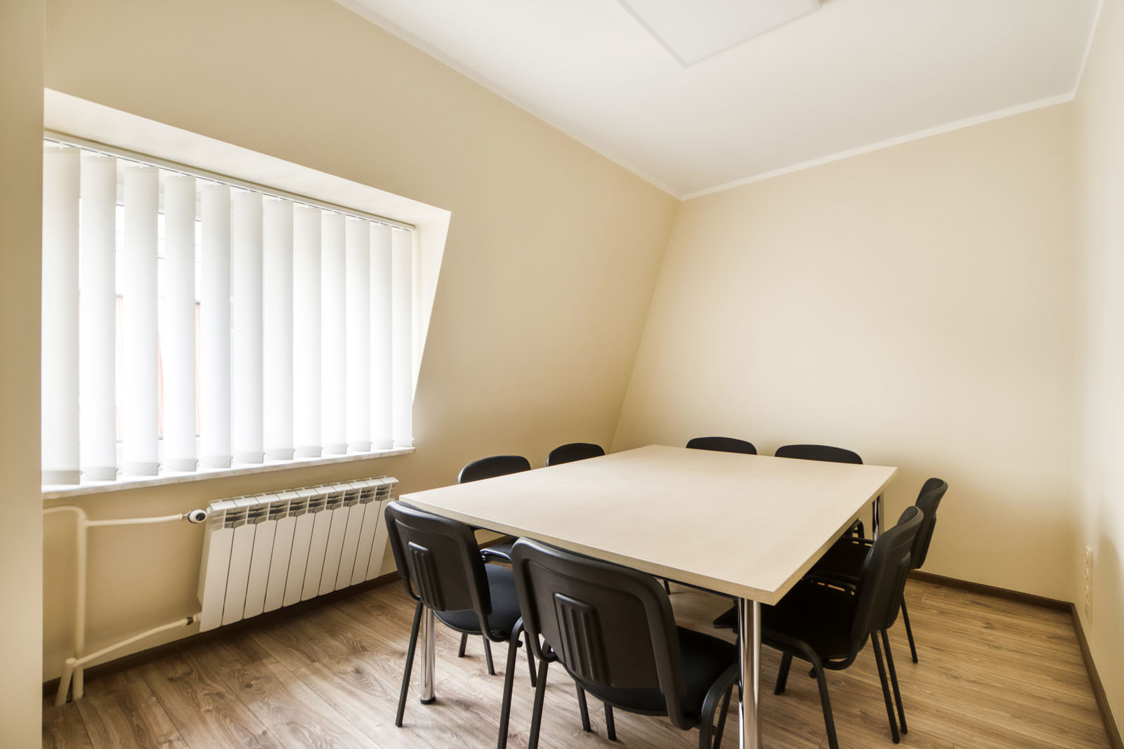 Sala nr 3 w wirtualnym biurze VSL-System ul. Złota 7 lokal 28. Z sali widać zegar na wieży Pałacu Kultury i Nauki.