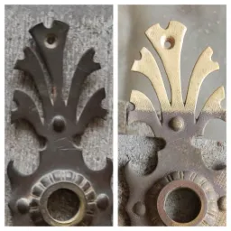 Porównanie metalowego okucia drzwiowego przed i po czyszczeniu, ukazujące usunięcie zabrudzeń i przywrócenie jasnego koloru górnej części.