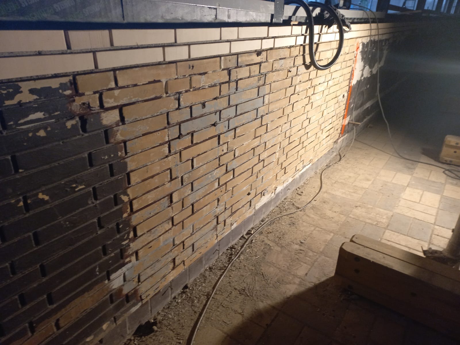 Usuwanie farb, czyszczenie cegły