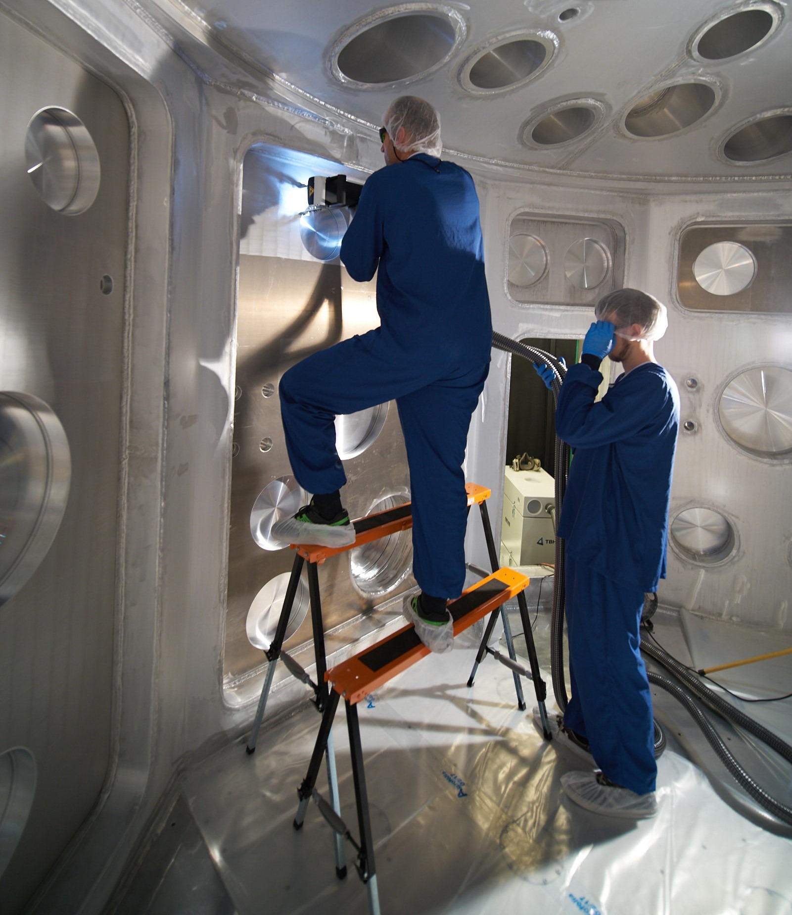 Czyszczenie aparatury badawczej w środowisku wysokiej czystości - cleanroom