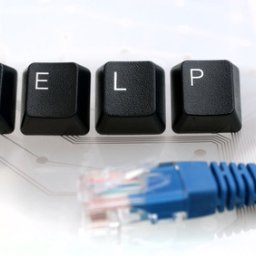 DEADLINK P.S.A. - Klawisze klawiatury z literami 'HELP' ułożone nad niebieskim kablem sieciowym na tle płyty głównej komputera.