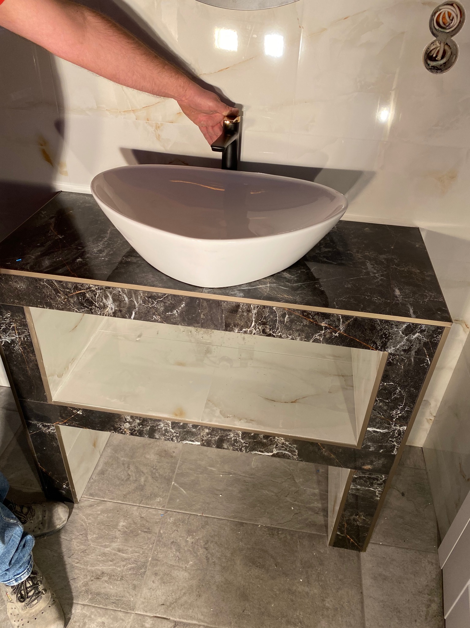 Montaz pułki z profili i płyt gk pod umywalkę