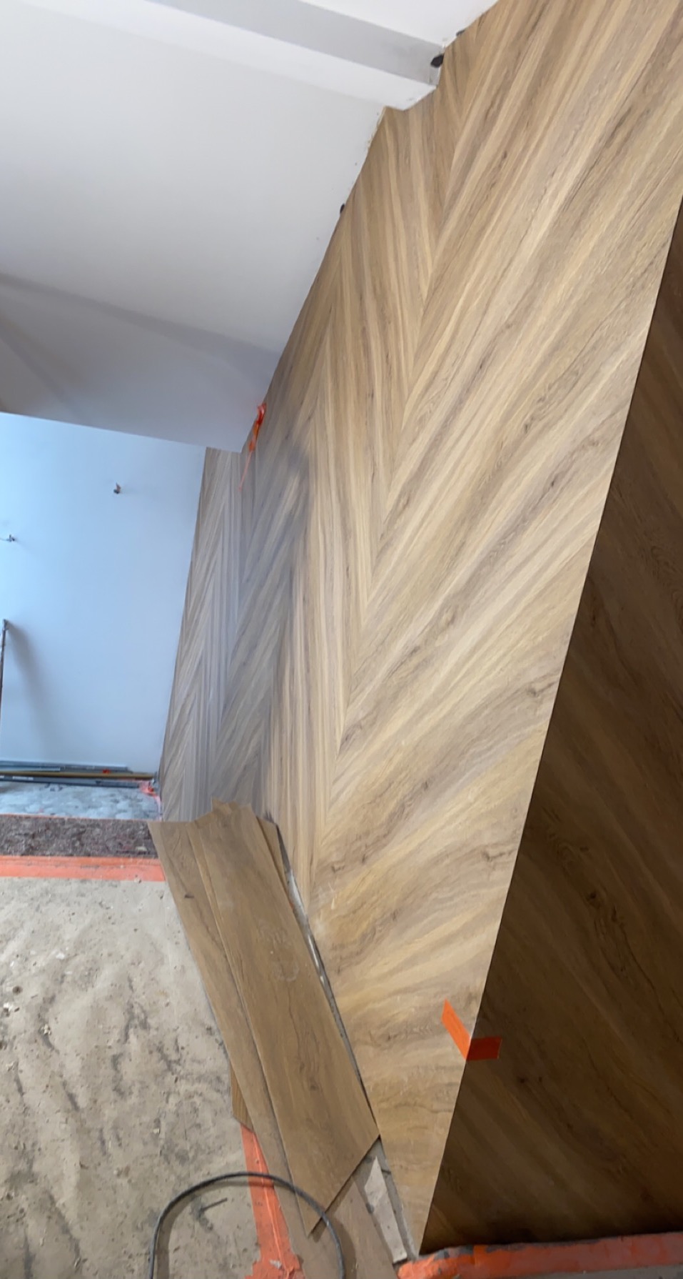 Montaz paneli winylowych w jodełkę francuska