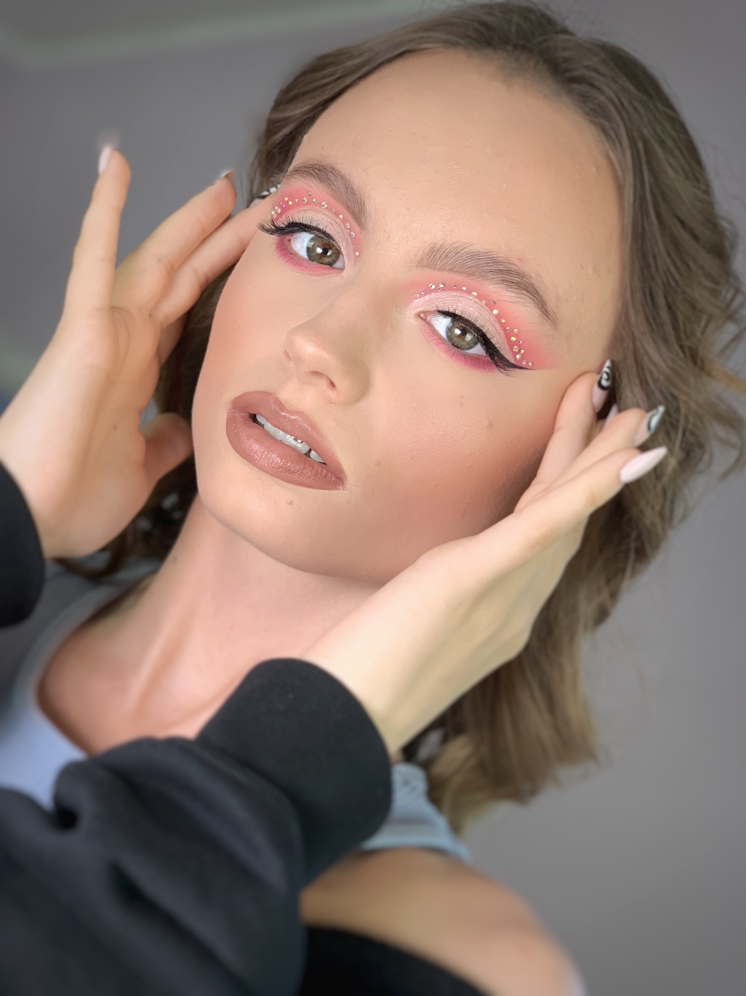 Makeup na dzień świętowania 18 urodzin, cyrkonie i róż pięknie podbiły kolor tęczówki 🥹