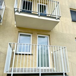 Kompleksowy remont balkonów, prace hydroizolacyjne oraz montaż nowych balustrad aluminiowych.