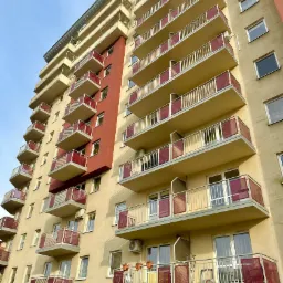 Kompleksowy remont balkonów, prace hydroizolacyjne oraz renowacja balustrad.