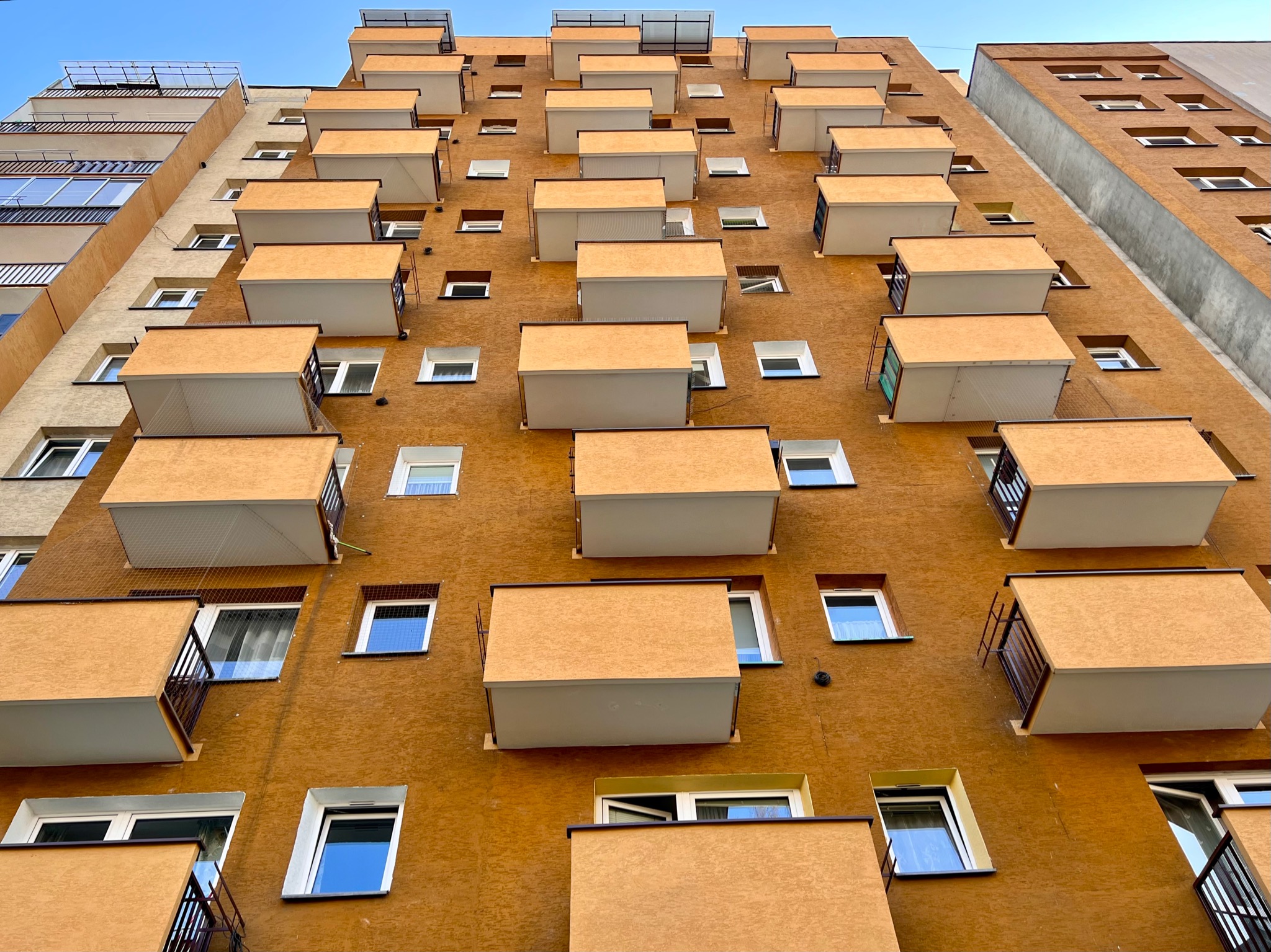 Kompleksowy remont balkonów, prace hydroizolacyjne, gresowe oraz remont płyt czołowych balkonów.