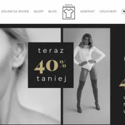 Strona internetowa sklepu odzieżowego z promocją 40% taniej, modelka w białym body i kozakach za kolano, zbliżenie na twarz kobiety z długimi rzęsami.