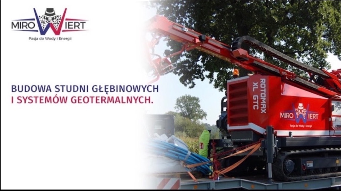 Czerwona wiertnica ROTOMAX XL GTC z logo firmy Miro Wiert na tle zieleni, gotowa do budowy studni głębinowych i systemów geotermalnych. Widoczne rury.