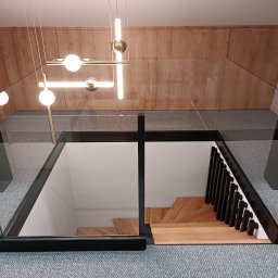KERSON - Szklana bariera zabezpieczająca schody z drewnianymi stopniami i czarną poręczą, widok z góry, nowoczesne oświetlenie wiszące.