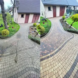 Porównanie mycia kostki brukowej: połowa powierzchni przed, połowa po czyszczeniu, ukazująca różnicę w kolorze i usunięciu zabrudzeń.