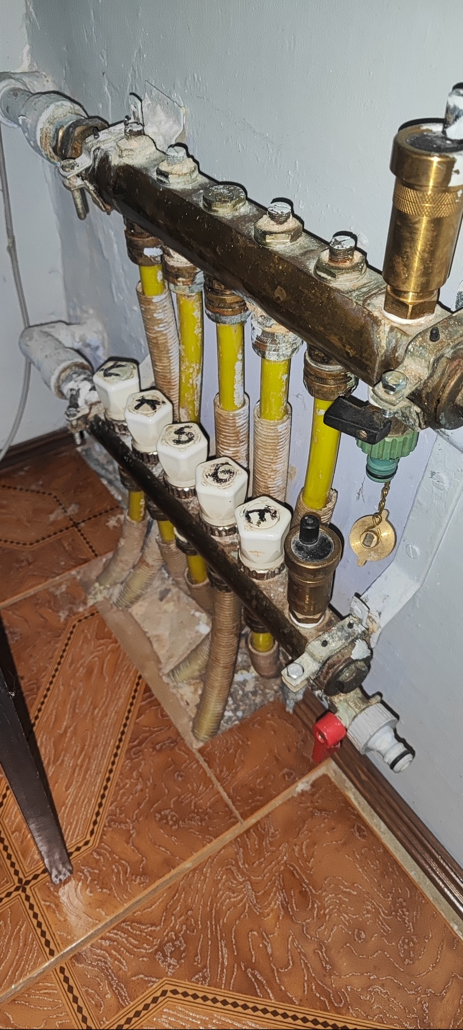 Stary rozdzielacz przed czyszczeniem i wymiana 1/2