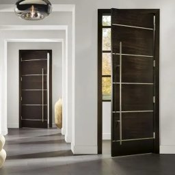 DAMIAN SIEBERT ZIP-FLOORS - Nowoczesne, ciemne drzwi wewnętrzne z metalowymi akcentami, częściowo otwarte, widok z perspektywy korytarza z podobnymi drzwiami w tle. Minimalistyczny design.