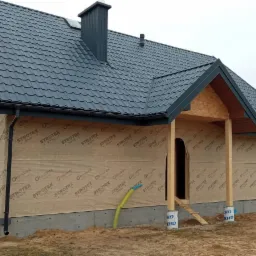 Budynek wykonany w technologii szkieletowej - w trakcie prac. Projekt gotowy, pozwolenie na budowę z 2021r.