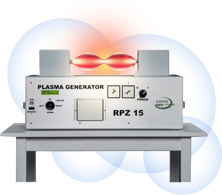 Generator plazmowy RPZ 15 na stole, z jarzącą się plazmą w szklanej rurze, widoczne kontrolki i logo Zapper Technology.