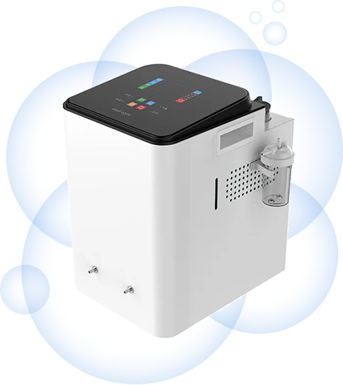 Koncentrator tlenu w białej obudowie z czarnym panelem dotykowym, otoczony bąbelkami, z pojemnikiem na wodę z boku.