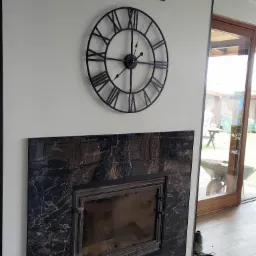 Zabudowa i obróbka kominka z malowaniem