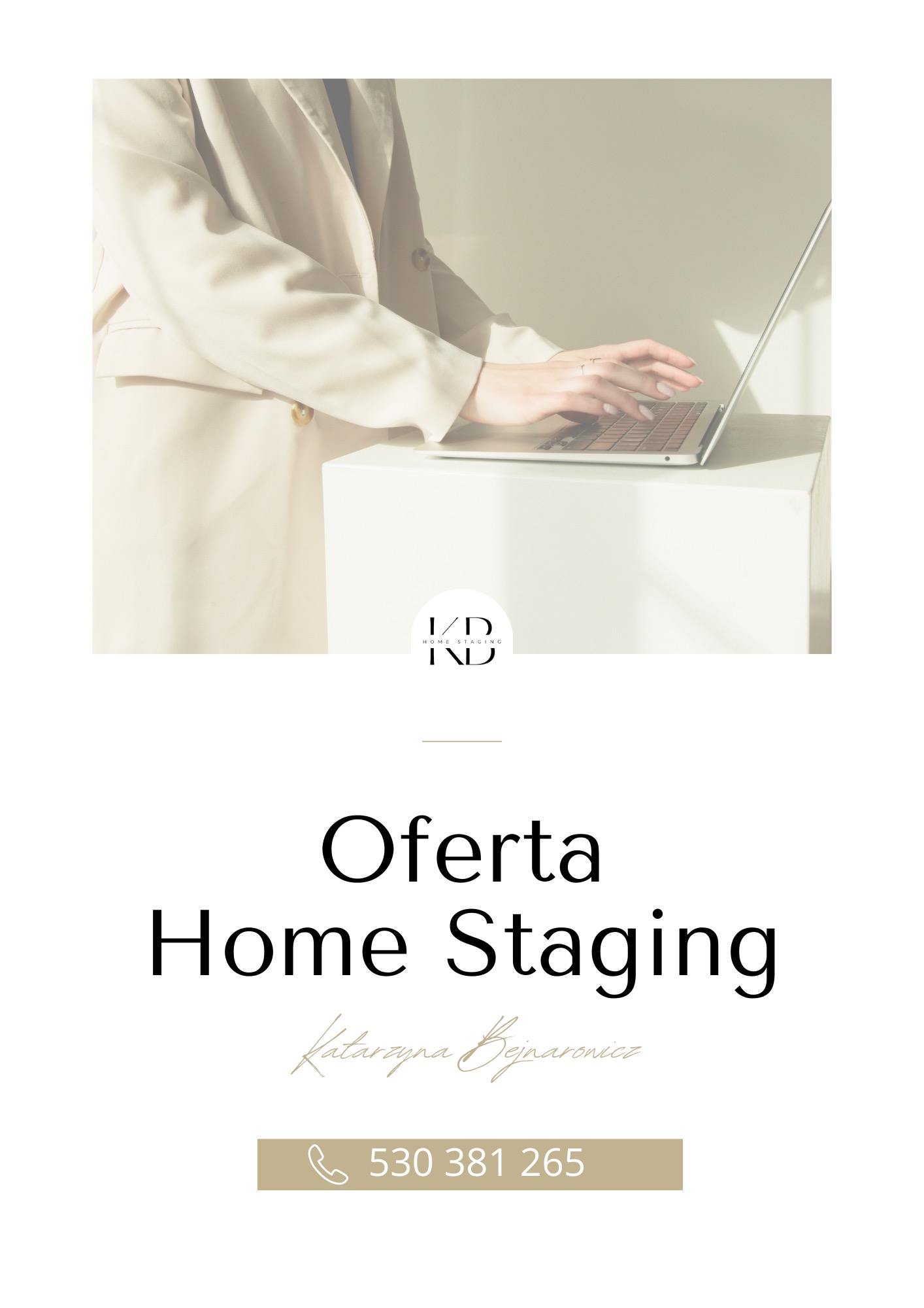 Kobieta w beżowym garniturze pisze na laptopie stojącym na białym postumencie, w tle jasna ściana, widoczne logo i napis Oferta Home Staging.