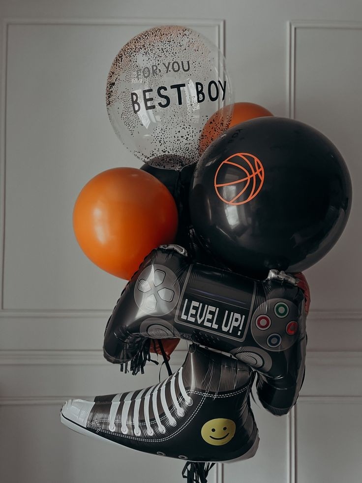 Zestaw balonów foliowych i lateksowych w kolorach pomarańczowym i czarnym, o tematyce urodzinowej dla chłopca, zawierający balon przezroczysty z napisem 'For You Best Boy', balon w kształcie...
