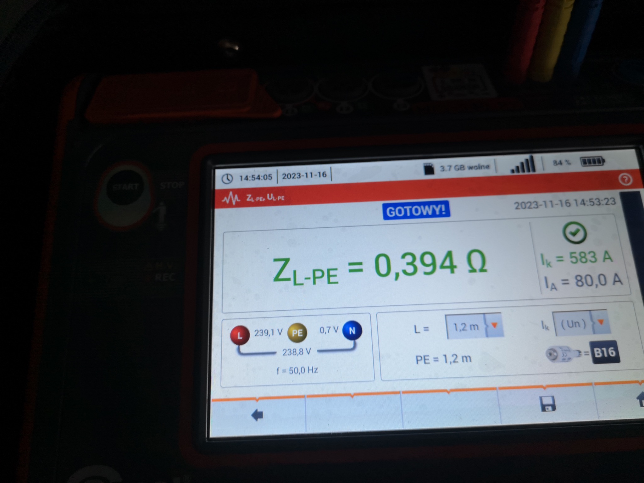 Ekran miernika elektrycznego wyświetlający wynik pomiaru impedancji pętli zwarcia ZL-PE wynoszący 0,394 Ω, datowany na 2023-11-16.