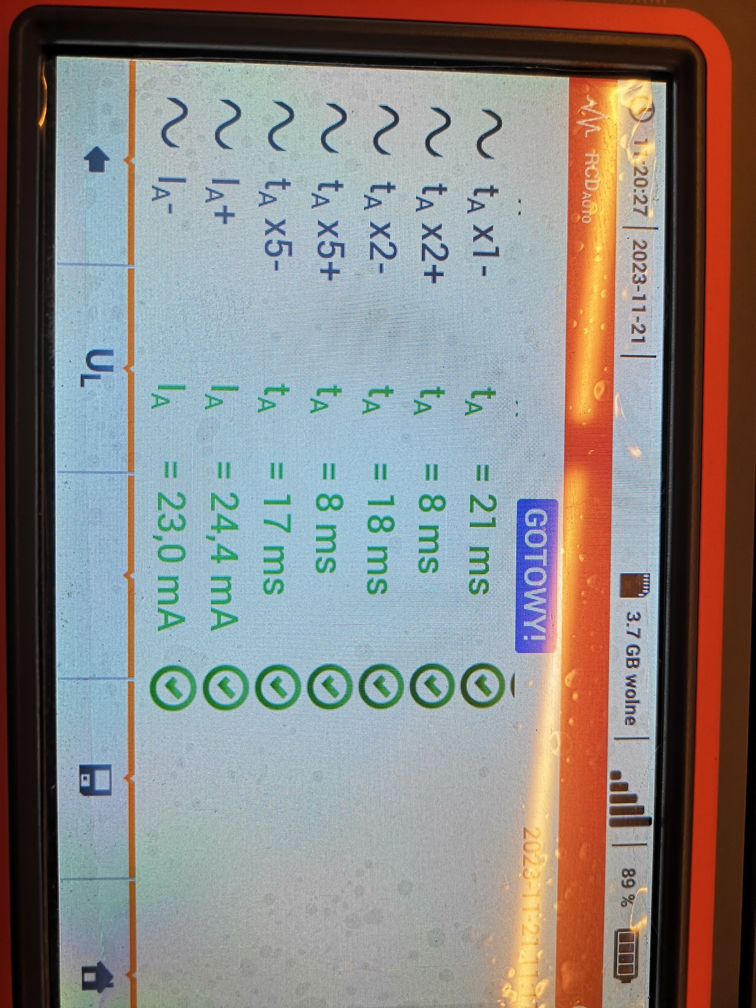 Ekran miernika elektrycznego wyświetlający wyniki testów prądów upływowych i czasów zadziałania, z widocznymi parametrami IA i tA dla różnych ustawień, sygnalizujący gotowość urządzenia.