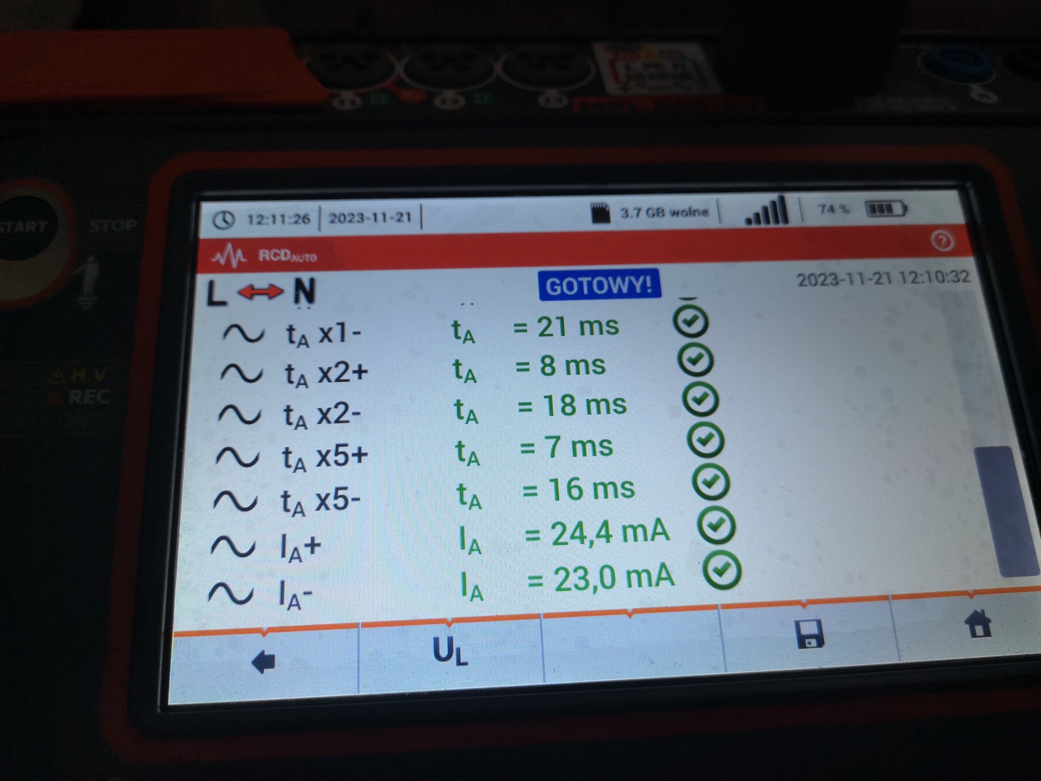 Ekran urządzenia pomiarowego z wynikami testu RCD, wskazujący na prawidłowe wartości czasu wyłączenia i prądu zadziałania.