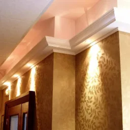 Złote tapety w liście i oświetlenie LED w suficie podwieszanym z białym sztukaterią w eleganckim wnętrzu.