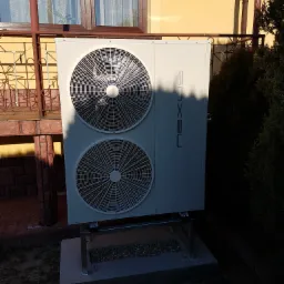 Montaż pompy ciepła typu split.