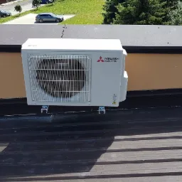 Montaż klimatyzacji typu multi split do ogrzewania i chłodzenia mieszkania.