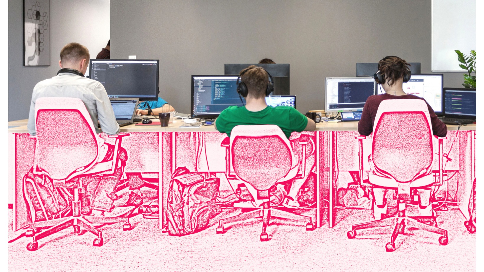 Trzech programistów siedzi przy biurkach w biurze, pracując na komputerach z widocznym kodem, każdy w słuchawkach, z plecakami pod biurkami.