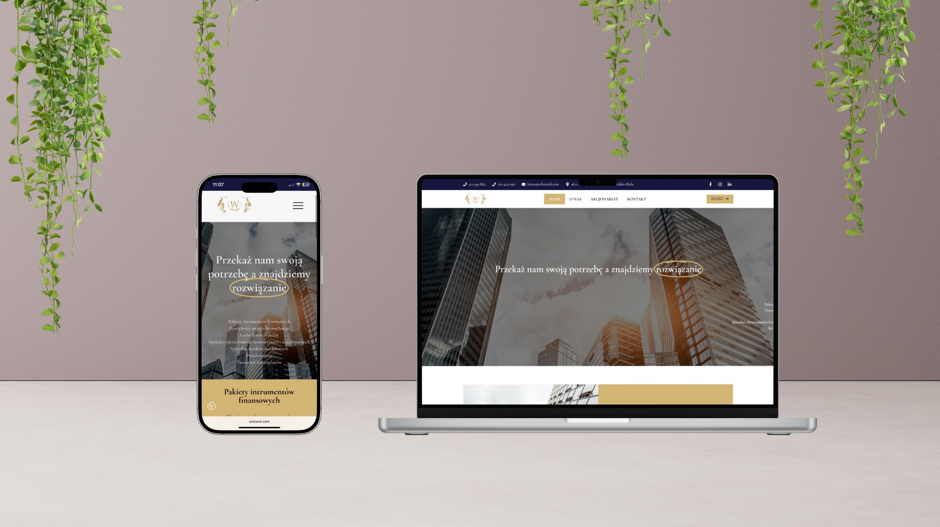 Responsywny design: laptop i smartfon prezentują identyczną stronę internetową z motywem drapaczy chmur, demonstrując adaptację do różnych urządzeń.