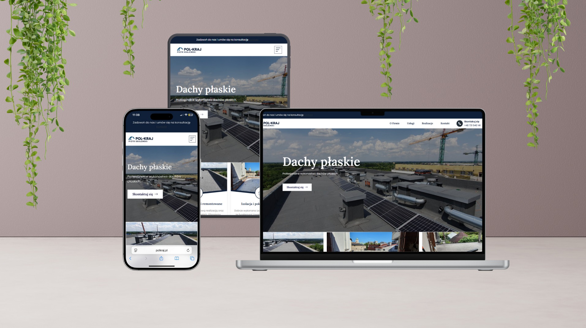 Responsywny design strony 'polkraj.pl' na laptopie, tablecie i smartfonie. Prezentacja oferty dachów płaskich z widokiem na realizacje i dane kontaktowe.