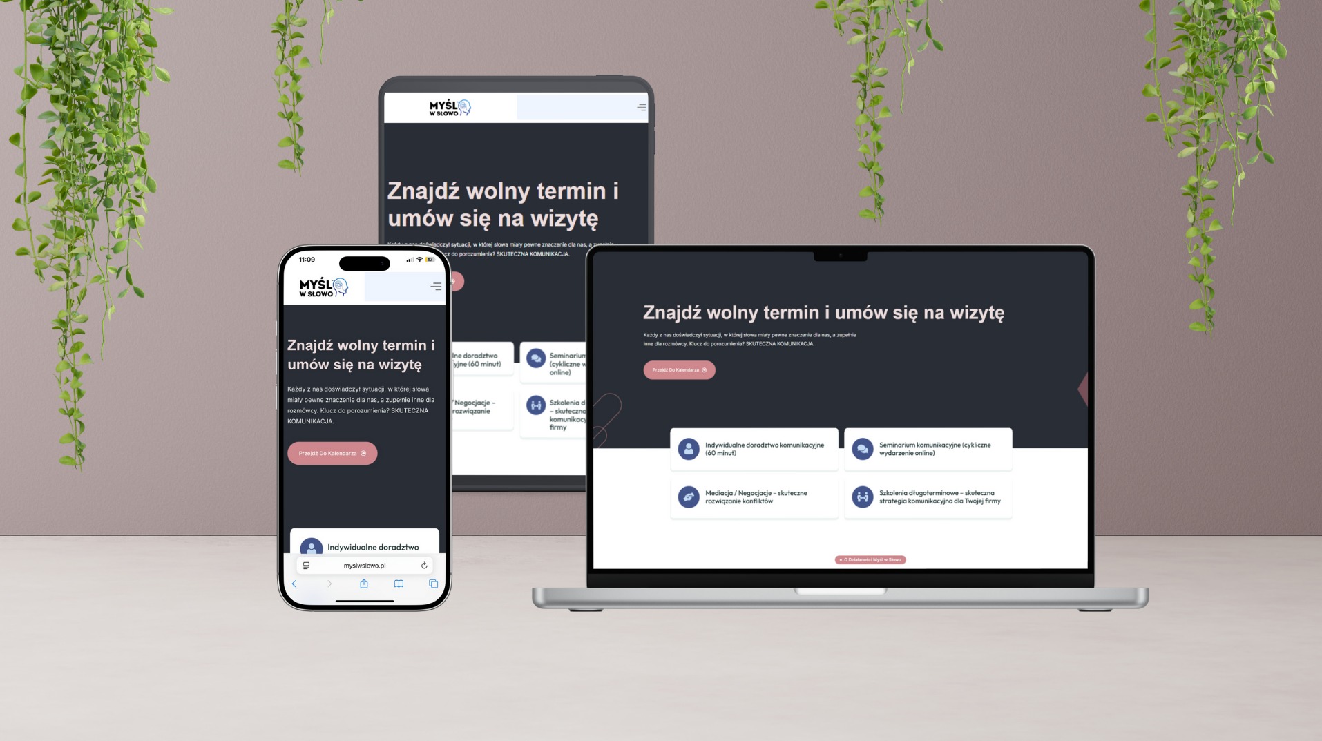 Responsywna strona www na laptopie i smartfonie prezentująca ofertę szkoleń komunikacyjnych 'Myśl w Słowo'. Minimalistyczny design, stonowana kolorystyka, zieleń w tle.