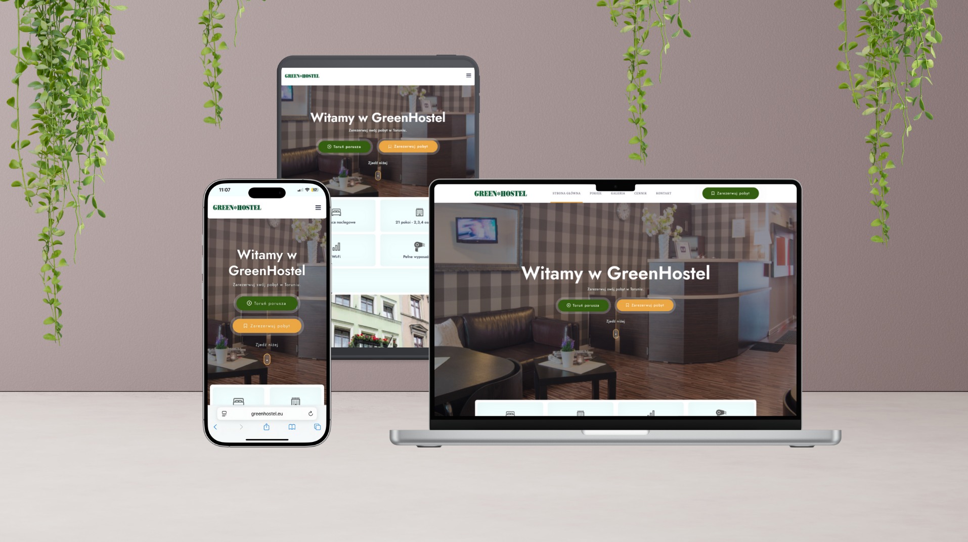 Responsywny design strony GreenHostel na laptopie, tablecie i smartfonie. Prezentacja interfejsu użytkownika z zielonym motywem i elementami nawigacyjnymi.